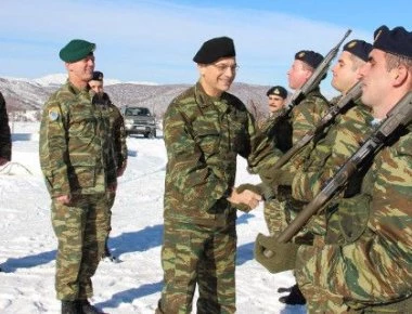 Αιφνίδια επίσκεψη του αρχηγού ΓΕΣ στο φυλάκιο «Βροντερού» στις Πρέσπες (φωτο)